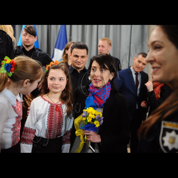 13 квітня 2016. В медіа-центрі Департаменту патрульної поліції України відбулась презентація нового проекту патрульної поліції України — Community policing. Проект Community policing спрямований на застосування нового підходу в роботі патрульної поліції, а саме взаємодії з громадськістю. Завдяки впровадженню даного проекту, поліція матиме змогу стати суспільно-орієнтовним органом, проводити ефективну превентивну діяльність та вирішувати локальні проблеми на локальних рівнях. Одним із напрямків Community policing є робота з навчальними закладами.
Хатія Деканоідзе, голова Національної поліції України;  