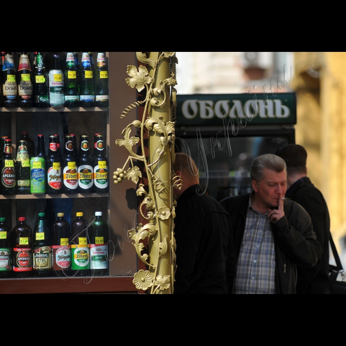 Кіїв. МАФи (малі архітектурні форми), які торгують пивом.