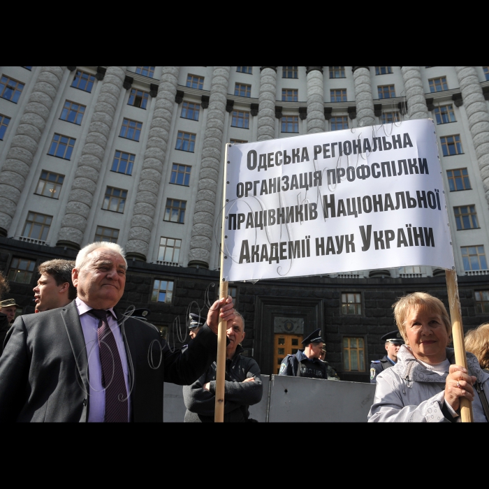 Українські науковці провели акцію протесту під Кабінетом міністрів і Верховною Радою з вимогою виділити достатнє фінансування Національній академії наук України (НАНУ) та галузевим академіям наук. 