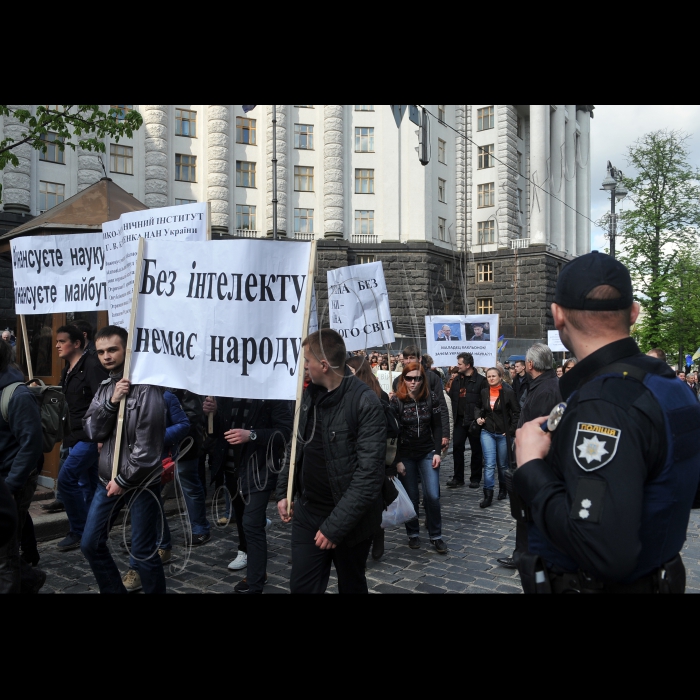 Українські науковці провели акцію протесту під Кабінетом міністрів і Верховною Радою з вимогою виділити достатнє фінансування Національній академії наук України (НАНУ) та галузевим академіям наук. 