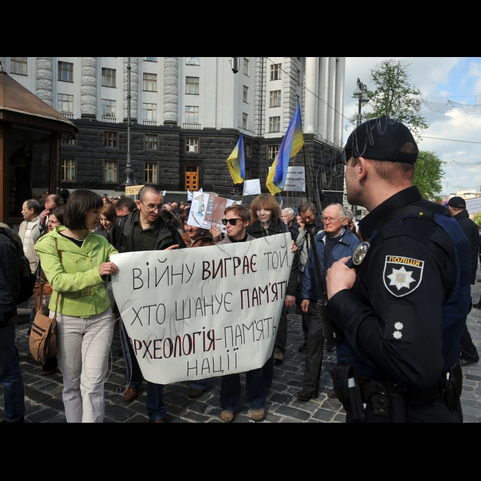 Українські науковці провели акцію протесту під Кабінетом міністрів і Верховною Радою з вимогою виділити достатнє фінансування Національній академії наук України (НАНУ) та галузевим академіям наук. 