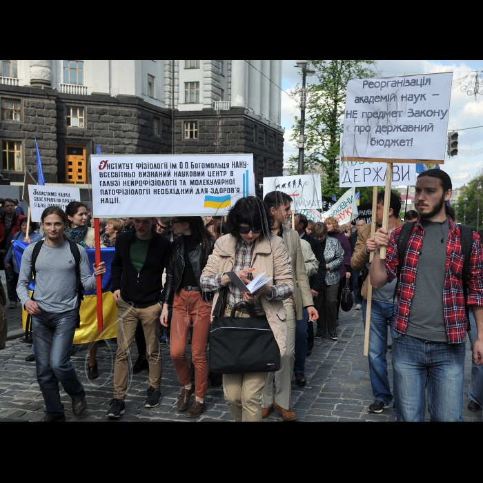 Українські науковці провели акцію протесту під Кабінетом міністрів і Верховною Радою з вимогою виділити достатнє фінансування Національній академії наук України (НАНУ) та галузевим академіям наук. 