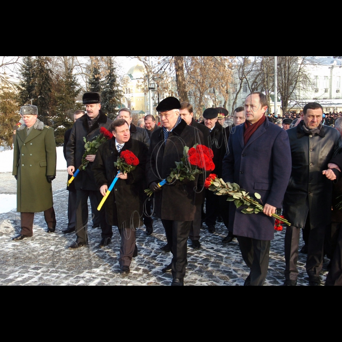 Прем’єр-міністр Микола Азаров, перший заступник Голови Верховної Ради Адам Мартинюк взяли участь у церемонії покладання квітів до пам’ятника воїнам-афганцям з нагоди Дня вшанування учасників бойових дій на території інших держав.