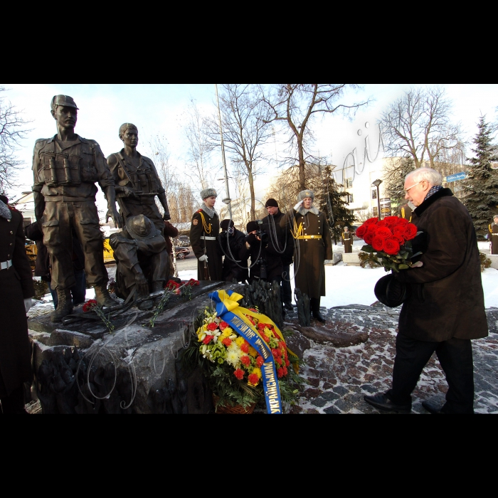 Прем’єр-міністр Микола Азаров, перший заступник Голови Верховної Ради Адам Мартинюк взяли участь у церемонії покладання квітів до пам’ятника воїнам-афганцям з нагоди Дня вшанування учасників бойових дій на території інших держав.