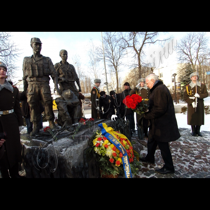 Прем’єр-міністр Микола Азаров, перший заступник Голови Верховної Ради Адам Мартинюк взяли участь у церемонії покладання квітів до пам’ятника воїнам-афганцям з нагоди Дня вшанування учасників бойових дій на території інших держав.