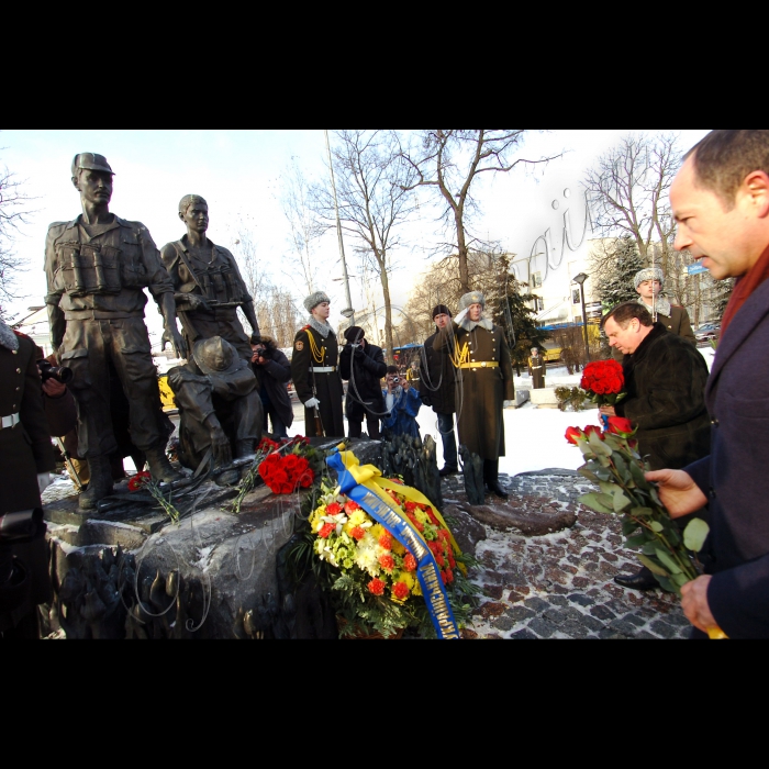 Прем’єр-міністр Микола Азаров, перший заступник Голови Верховної Ради Адам Мартинюк взяли участь у церемонії покладання квітів до пам’ятника воїнам-афганцям з нагоди Дня вшанування учасників бойових дій на території інших держав.