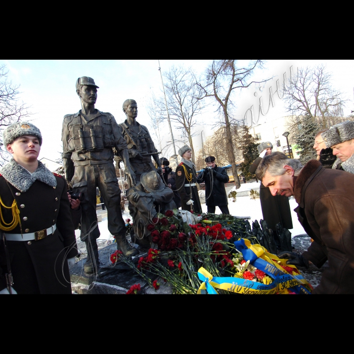 Прем’єр-міністр Микола Азаров, перший заступник Голови Верховної Ради Адам Мартинюк взяли участь у церемонії покладання квітів до пам’ятника воїнам-афганцям з нагоди Дня вшанування учасників бойових дій на території інших держав.