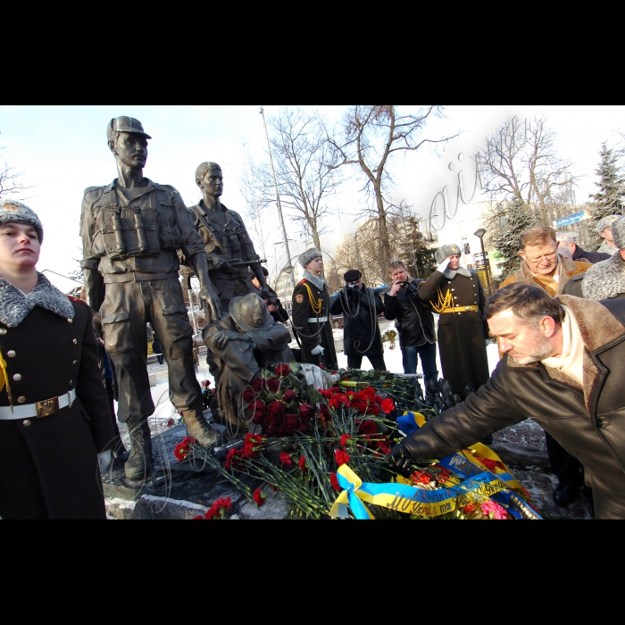 Прем’єр-міністр Микола Азаров, перший заступник Голови Верховної Ради Адам Мартинюк взяли участь у церемонії покладання квітів до пам’ятника воїнам-афганцям з нагоди Дня вшанування учасників бойових дій на території інших держав.