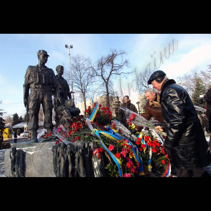 Прем’єр-міністр Микола Азаров, перший заступник Голови Верховної Ради Адам Мартинюк взяли участь у церемонії покладання квітів до пам’ятника воїнам-афганцям з нагоди Дня вшанування учасників бойових дій на території інших держав.