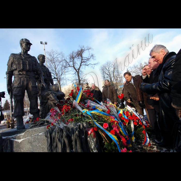 Прем’єр-міністр Микола Азаров, перший заступник Голови Верховної Ради Адам Мартинюк взяли участь у церемонії покладання квітів до пам’ятника воїнам-афганцям з нагоди Дня вшанування учасників бойових дій на території інших держав.