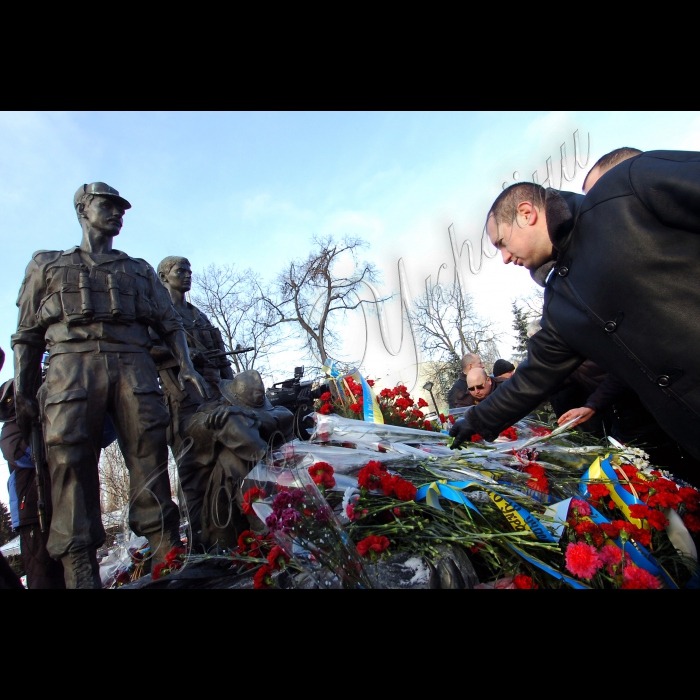 Прем’єр-міністр Микола Азаров, перший заступник Голови Верховної Ради Адам Мартинюк взяли участь у церемонії покладання квітів до пам’ятника воїнам-афганцям з нагоди Дня вшанування учасників бойових дій на території інших держав.