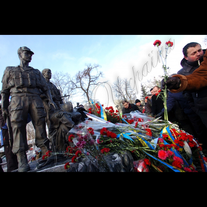 Прем’єр-міністр Микола Азаров, перший заступник Голови Верховної Ради Адам Мартинюк взяли участь у церемонії покладання квітів до пам’ятника воїнам-афганцям з нагоди Дня вшанування учасників бойових дій на території інших держав.