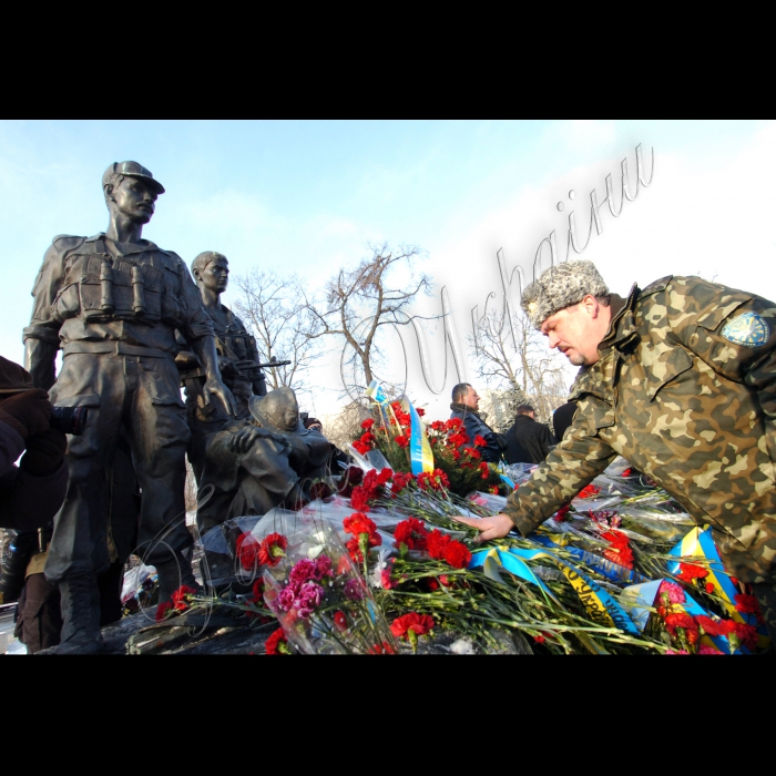 Прем’єр-міністр Микола Азаров, перший заступник Голови Верховної Ради Адам Мартинюк взяли участь у церемонії покладання квітів до пам’ятника воїнам-афганцям з нагоди Дня вшанування учасників бойових дій на території інших держав.