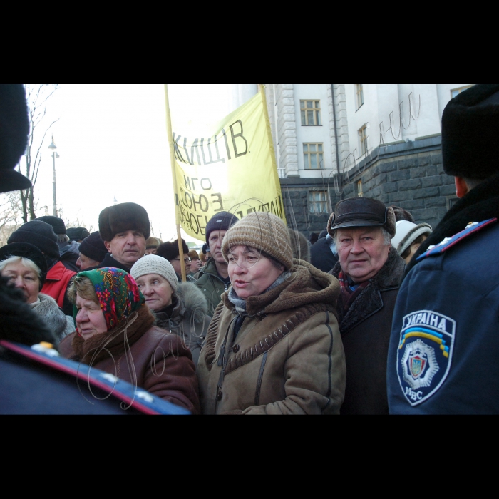 Віце-прем'єр-міністр України -- Міністр соціальної політики України Сергій Тігіпко спілкується з пікетувальниками під час акції, організованої громадською організацією «Союз Чорнобиль Україна» на захист пільг чорнобильцям.