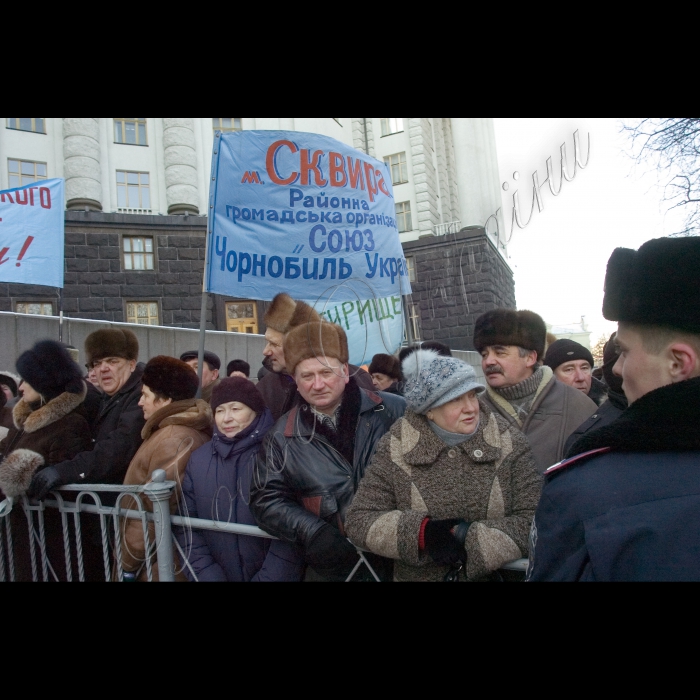 Віце-прем'єр-міністр України -- Міністр соціальної політики України Сергій Тігіпко спілкується з пікетувальниками під час акції, організованої громадською організацією «Союз Чорнобиль Україна» на захист пільг чорнобильцям.