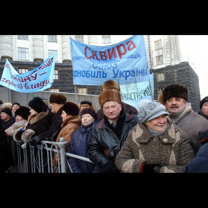 Віце-прем'єр-міністр України -- Міністр соціальної політики України Сергій Тігіпко спілкується з пікетувальниками під час акції, організованої громадською організацією «Союз Чорнобиль Україна» на захист пільг чорнобильцям.