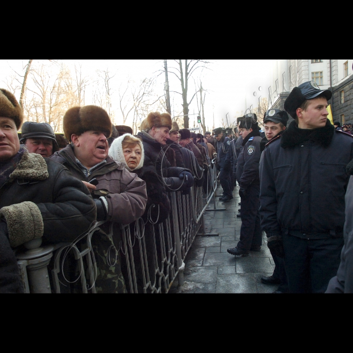 Віце-прем'єр-міністр України -- Міністр соціальної політики України Сергій Тігіпко спілкується з пікетувальниками під час акції, організованої громадською організацією «Союз Чорнобиль Україна» на захист пільг чорнобильцям.