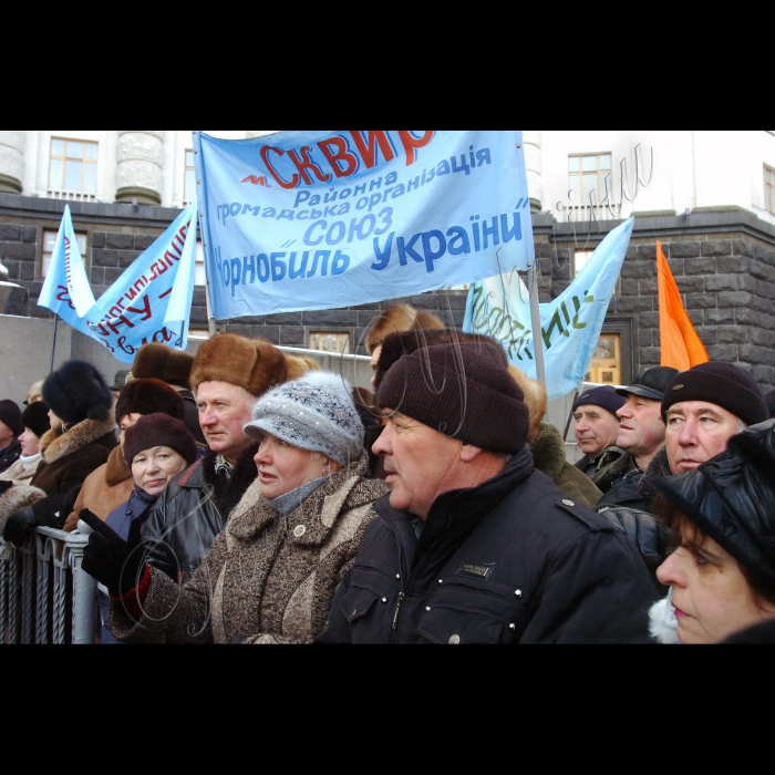 Віце-прем'єр-міністр України -- Міністр соціальної політики України Сергій Тігіпко спілкується з пікетувальниками під час акції, організованої громадською організацією «Союз Чорнобиль Україна» на захист пільг чорнобильцям.