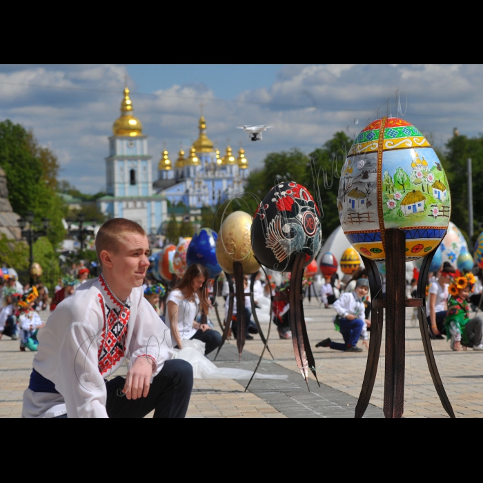 Київ. На Софійській площі відбулося урочисте відкриття VI  Всеукраїнського фестивалю писанок. Відкриватиме Фестиваль заступник голови КМДА Ганна Старостенко та засновник проекту «374 Художники» і Фестивалю писанок – Ігор Добруцький.