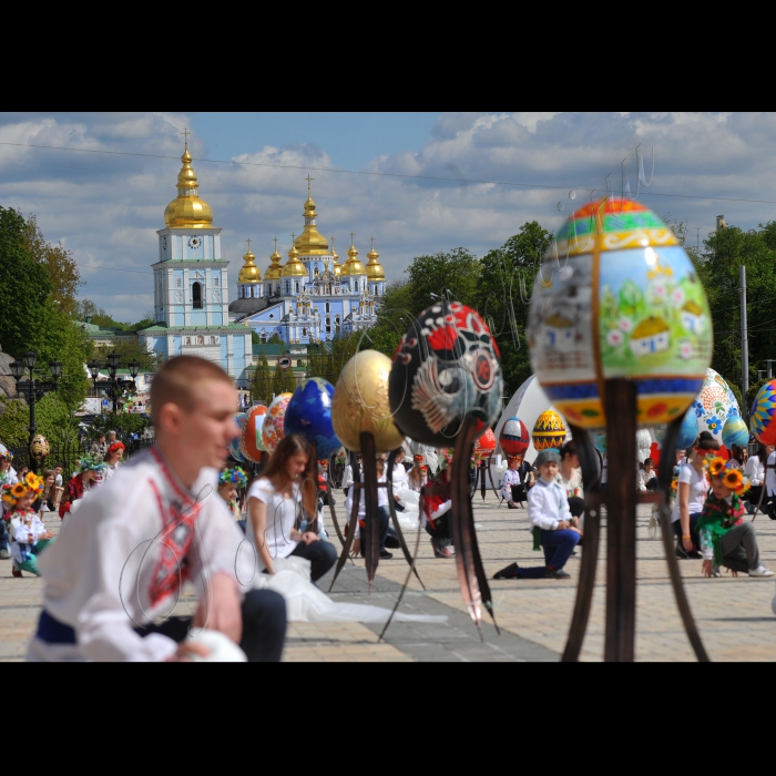 Київ. На Софійській площі відбулося урочисте відкриття VI  Всеукраїнського фестивалю писанок. Відкриватиме Фестиваль заступник голови КМДА Ганна Старостенко та засновник проекту «374 Художники» і Фестивалю писанок – Ігор Добруцький.