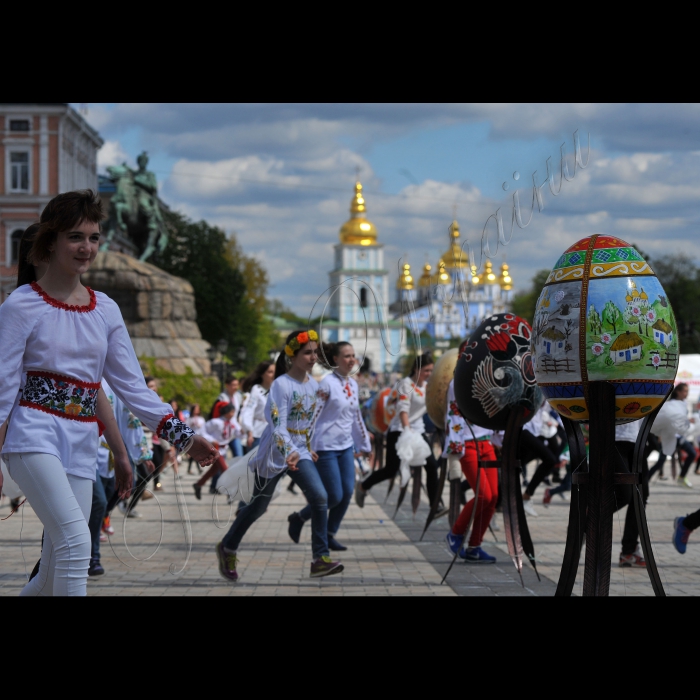 Київ. На Софійській площі відбулося урочисте відкриття VI  Всеукраїнського фестивалю писанок. Відкриватиме Фестиваль заступник голови КМДА Ганна Старостенко та засновник проекту «374 Художники» і Фестивалю писанок – Ігор Добруцький.