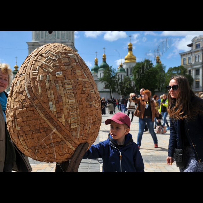 Київ. На Софійській площі відбулося урочисте відкриття VI  Всеукраїнського фестивалю писанок. Відкриватиме Фестиваль заступник голови КМДА Ганна Старостенко та засновник проекту «374 Художники» і Фестивалю писанок – Ігор Добруцький.