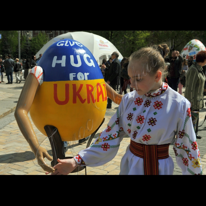 Київ. На Софійській площі відбулося урочисте відкриття VI  Всеукраїнського фестивалю писанок. Відкриватиме Фестиваль заступник голови КМДА Ганна Старостенко та засновник проекту «374 Художники» і Фестивалю писанок – Ігор Добруцький.