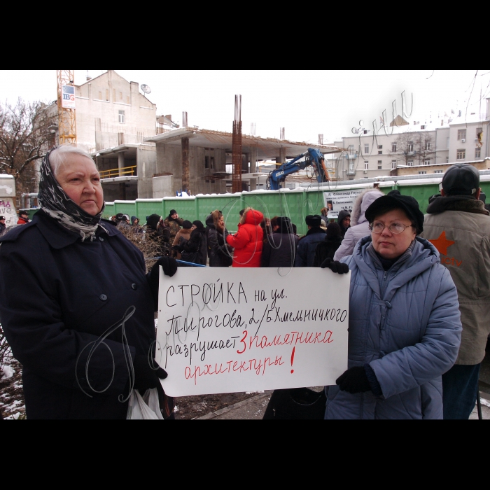 Відбулася акція протесту на найскандальнішому будівництві Києва, по вул. О.Гончара, 17-23 (Fresco Sofia), через яке Софія Київська ледь не потрапила до «чорного списку», де знову поновилися будівельні роботи. Мета акції - негайно зупинити будівельні роботи у буферній зоні Софії і захистити від руйнації історичний квартал Києва.  
