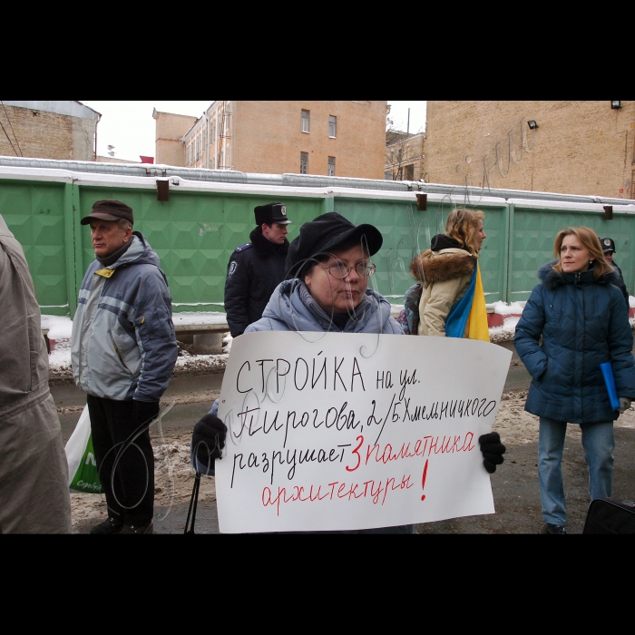 Відбулася акція протесту на найскандальнішому будівництві Києва, по вул. О.Гончара, 17-23 (Fresco Sofia), через яке Софія Київська ледь не потрапила до «чорного списку», де знову поновилися будівельні роботи. Мета акції - негайно зупинити будівельні роботи у буферній зоні Софії і захистити від руйнації історичний квартал Києва.  
