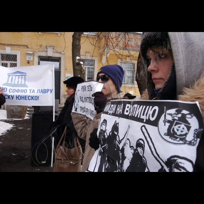 Відбулася акція протесту на найскандальнішому будівництві Києва, по вул. О.Гончара, 17-23 (Fresco Sofia), через яке Софія Київська ледь не потрапила до «чорного списку», де знову поновилися будівельні роботи. Мета акції - негайно зупинити будівельні роботи у буферній зоні Софії і захистити від руйнації історичний квартал Києва.  
