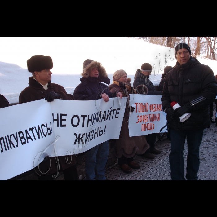 Біля КМУ відбувся пікет під гаслом «Чиновники б’ють по нирках». Понад 100 хворих із хронічною хворобою нирок V ступеню вийшли під стіни Кабінету Міністрів України і вимагатимуть забезпечити їх лікуванням методом гемодіалізу, від якого залежить їхнє життя. Учасники планують передати прем’єр-міністру офіційного листа із проханням про допомогу і попереджають, якщо їхні звернення залишаться без уваги – вони будуть змушені вдатися до більш радикальних дій. 