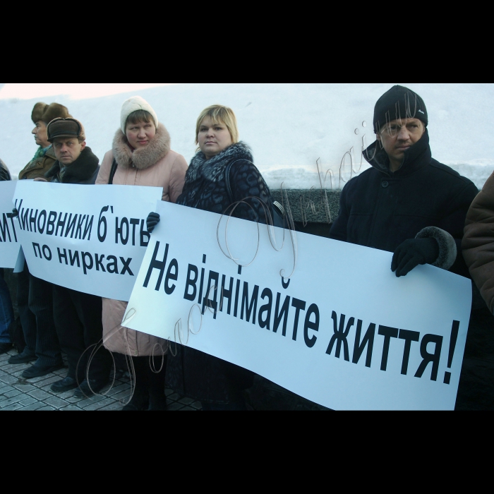 Біля КМУ відбувся пікет під гаслом «Чиновники б’ють по нирках». Понад 100 хворих із хронічною хворобою нирок V ступеню вийшли під стіни Кабінету Міністрів України і вимагатимуть забезпечити їх лікуванням методом гемодіалізу, від якого залежить їхнє життя. Учасники планують передати прем’єр-міністру офіційного листа із проханням про допомогу і попереджають, якщо їхні звернення залишаться без уваги – вони будуть змушені вдатися до більш радикальних дій. 