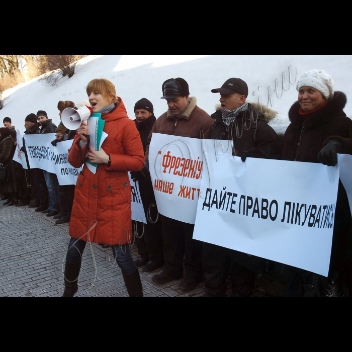 Біля КМУ відбувся пікет під гаслом «Чиновники б’ють по нирках». Понад 100 хворих із хронічною хворобою нирок V ступеню вийшли під стіни Кабінету Міністрів України і вимагатимуть забезпечити їх лікуванням методом гемодіалізу, від якого залежить їхнє життя. Учасники планують передати прем’єр-міністру офіційного листа із проханням про допомогу і попереджають, якщо їхні звернення залишаться без уваги – вони будуть змушені вдатися до більш радикальних дій. 