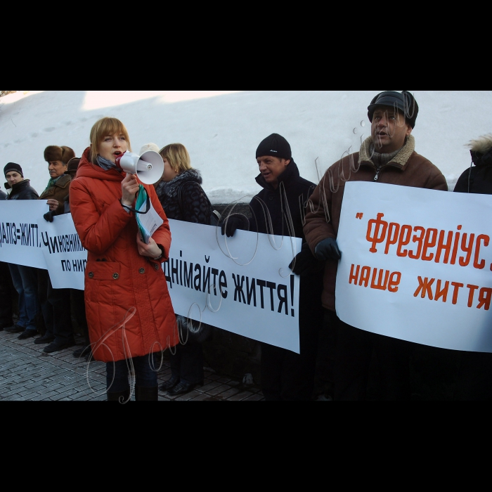 Біля КМУ відбувся пікет під гаслом «Чиновники б’ють по нирках». Понад 100 хворих із хронічною хворобою нирок V ступеню вийшли під стіни Кабінету Міністрів України і вимагатимуть забезпечити їх лікуванням методом гемодіалізу, від якого залежить їхнє життя. Учасники планують передати прем’єр-міністру офіційного листа із проханням про допомогу і попереджають, якщо їхні звернення залишаться без уваги – вони будуть змушені вдатися до більш радикальних дій. 