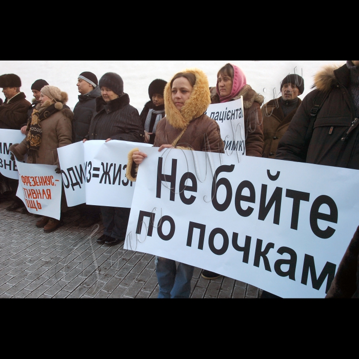 Біля КМУ відбувся пікет під гаслом «Чиновники б’ють по нирках». Понад 100 хворих із хронічною хворобою нирок V ступеню вийшли під стіни Кабінету Міністрів України і вимагатимуть забезпечити їх лікуванням методом гемодіалізу, від якого залежить їхнє життя. Учасники планують передати прем’єр-міністру офіційного листа із проханням про допомогу і попереджають, якщо їхні звернення залишаться без уваги – вони будуть змушені вдатися до більш радикальних дій. 