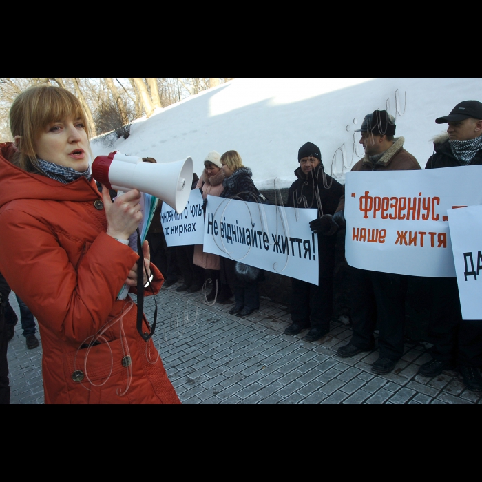 Біля КМУ відбувся пікет під гаслом «Чиновники б’ють по нирках». Понад 100 хворих із хронічною хворобою нирок V ступеню вийшли під стіни Кабінету Міністрів України і вимагатимуть забезпечити їх лікуванням методом гемодіалізу, від якого залежить їхнє життя. Учасники планують передати прем’єр-міністру офіційного листа із проханням про допомогу і попереджають, якщо їхні звернення залишаться без уваги – вони будуть змушені вдатися до більш радикальних дій. 