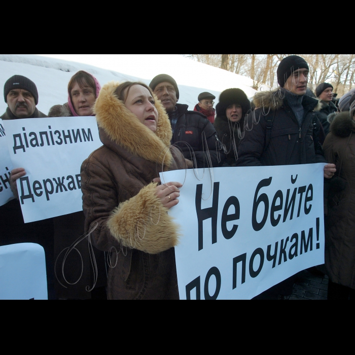 Біля КМУ відбувся пікет під гаслом «Чиновники б’ють по нирках». Понад 100 хворих із хронічною хворобою нирок V ступеню вийшли під стіни Кабінету Міністрів України і вимагатимуть забезпечити їх лікуванням методом гемодіалізу, від якого залежить їхнє життя. Учасники планують передати прем’єр-міністру офіційного листа із проханням про допомогу і попереджають, якщо їхні звернення залишаться без уваги – вони будуть змушені вдатися до більш радикальних дій. 