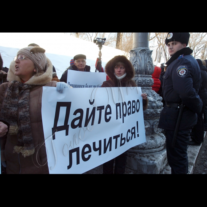 Біля КМУ відбувся пікет під гаслом «Чиновники б’ють по нирках». Понад 100 хворих із хронічною хворобою нирок V ступеню вийшли під стіни Кабінету Міністрів України і вимагатимуть забезпечити їх лікуванням методом гемодіалізу, від якого залежить їхнє життя. Учасники планують передати прем’єр-міністру офіційного листа із проханням про допомогу і попереджають, якщо їхні звернення залишаться без уваги – вони будуть змушені вдатися до більш радикальних дій. 