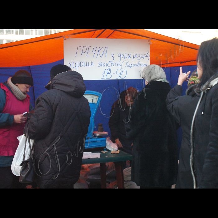 На площі Лесі Українки у Печерському районі столиці відбувся сільськогосподарський ярмарок, де можна було придбати продукти за цінами виробників.