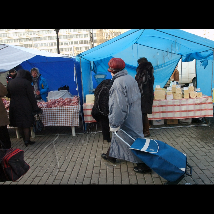 На площі Лесі Українки у Печерському районі столиці відбувся сільськогосподарський ярмарок, де можна було придбати продукти за цінами виробників.