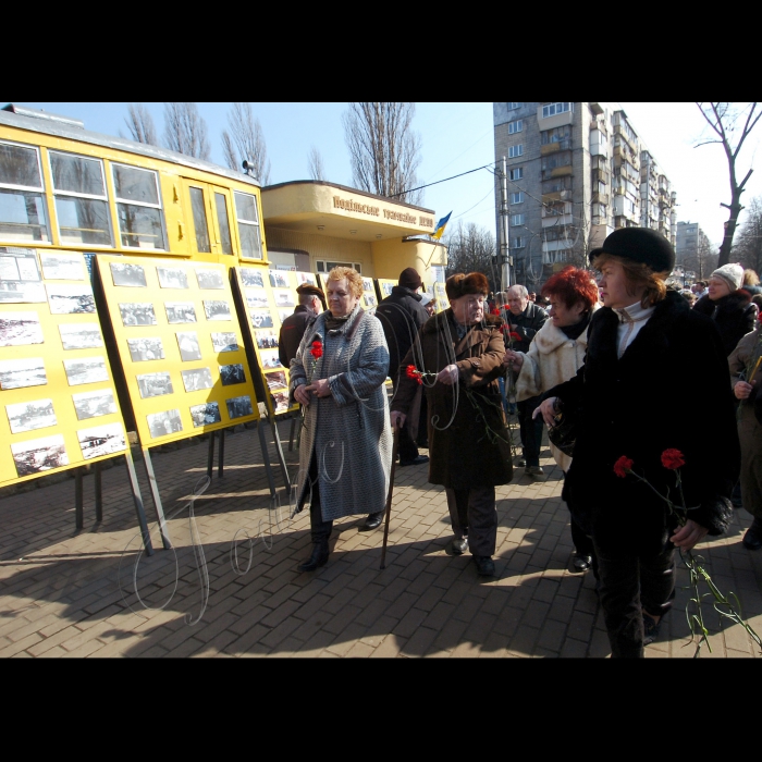 У Києві відбулися жалобні заходи до 50-річчя Куренівської трагедії.

Біля Подільського трамвайного депо пройшов традиційний мітинг-панахида за загиблими.

Після завершення панахиди, столичні електротранспортники, ветерани трамвайного депо, очевидці трагедії та представники міської влади взяли участь у відкритті Пам’ятного знаку на честь загиблих на території Державного історико-меморіального Лук'янівського заповідника.
