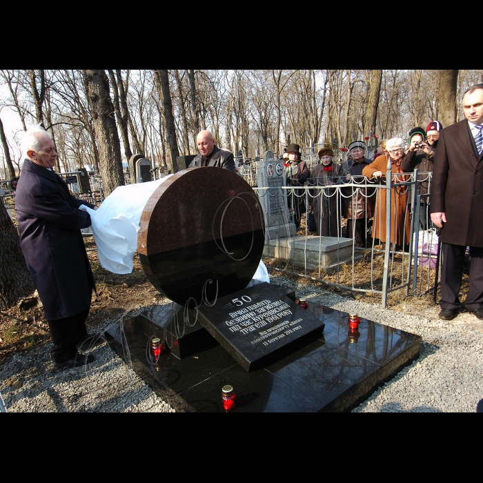 У Києві відбулися жалобні заходи до 50-річчя Куренівської трагедії.

Біля Подільського трамвайного депо пройшов традиційний мітинг-панахида за загиблими.

Після завершення панахиди, столичні електротранспортники, ветерани трамвайного депо, очевидці трагедії та представники міської влади взяли участь у відкритті Пам’ятного знаку на честь загиблих на території Державного історико-меморіального Лук'янівського заповідника.
