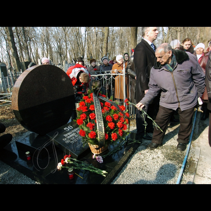 У Києві відбулися жалобні заходи до 50-річчя Куренівської трагедії.

Біля Подільського трамвайного депо пройшов традиційний мітинг-панахида за загиблими.

Після завершення панахиди, столичні електротранспортники, ветерани трамвайного депо, очевидці трагедії та представники міської влади взяли участь у відкритті Пам’ятного знаку на честь загиблих на території Державного історико-меморіального Лук'янівського заповідника.
