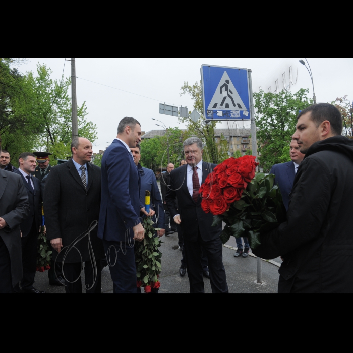 Президент Петро Порошенко, Голова Верховної Ради Андрій Парубій, Прем'єр-міністр Володимир Гройсман вшанували пам'ять ліквідаторів та жертв катастрофи у день 30 роковин аварії на Чорнобильській атомній електростанції.
Очільники держави поклали квіти до меморіального кургану 