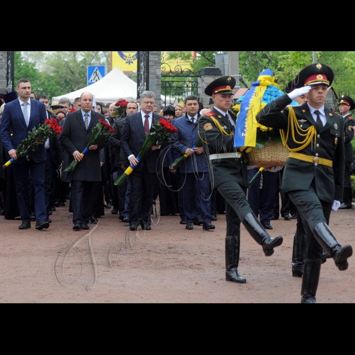 Президент Петро Порошенко, Голова Верховної Ради Андрій Парубій, Прем'єр-міністр Володимир Гройсман вшанували пам'ять ліквідаторів та жертв катастрофи у день 30 роковин аварії на Чорнобильській атомній електростанції.
Очільники держави поклали квіти до меморіального кургану 