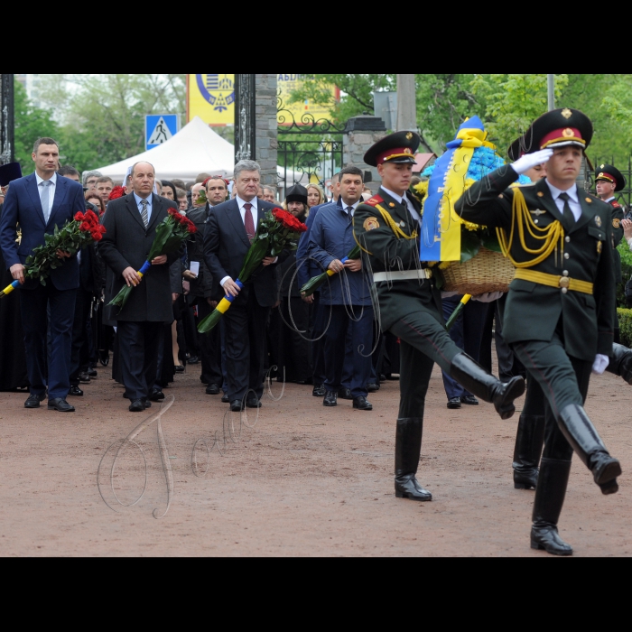 Президент Петро Порошенко, Голова Верховної Ради Андрій Парубій, Прем'єр-міністр Володимир Гройсман вшанували пам'ять ліквідаторів та жертв катастрофи у день 30 роковин аварії на Чорнобильській атомній електростанції.
Очільники держави поклали квіти до меморіального кургану 