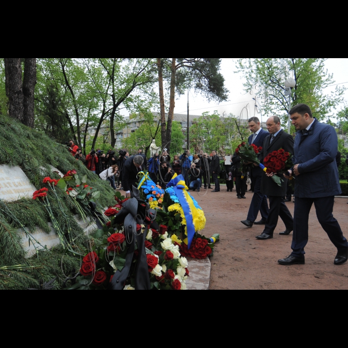 Президент Петро Порошенко, Голова Верховної Ради Андрій Парубій, Прем'єр-міністр Володимир Гройсман вшанували пам'ять ліквідаторів та жертв катастрофи у день 30 роковин аварії на Чорнобильській атомній електростанції.
Очільники держави поклали квіти до меморіального кургану 