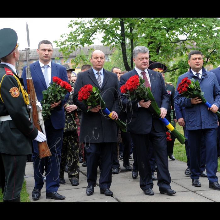 Президент Петро Порошенко, Голова Верховної Ради Андрій Парубій, Прем'єр-міністр Володимир Гройсман вшанували пам'ять ліквідаторів та жертв катастрофи у день 30 роковин аварії на Чорнобильській атомній електростанції.
Очільники держави поклали квіти до меморіального кургану 