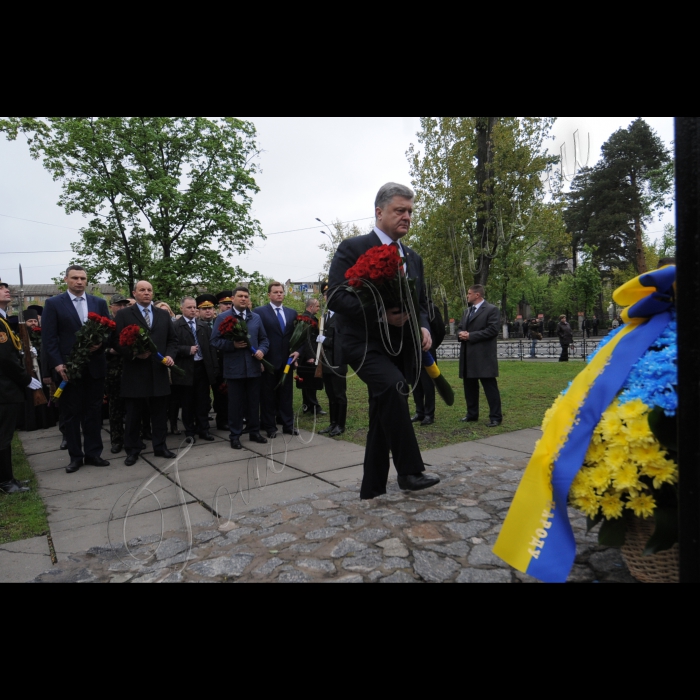 Президент Петро Порошенко, Голова Верховної Ради Андрій Парубій, Прем'єр-міністр Володимир Гройсман вшанували пам'ять ліквідаторів та жертв катастрофи у день 30 роковин аварії на Чорнобильській атомній електростанції.
Очільники держави поклали квіти до меморіального кургану 