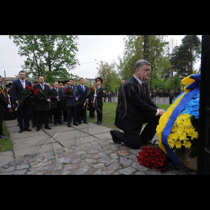 Президент Петро Порошенко, Голова Верховної Ради Андрій Парубій, Прем'єр-міністр Володимир Гройсман вшанували пам'ять ліквідаторів та жертв катастрофи у день 30 роковин аварії на Чорнобильській атомній електростанції.
Очільники держави поклали квіти до меморіального кургану 